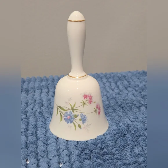 Vintage Bell Fine Bone China Crown Staffordshire Wild Flowers - Picture 2 of 3